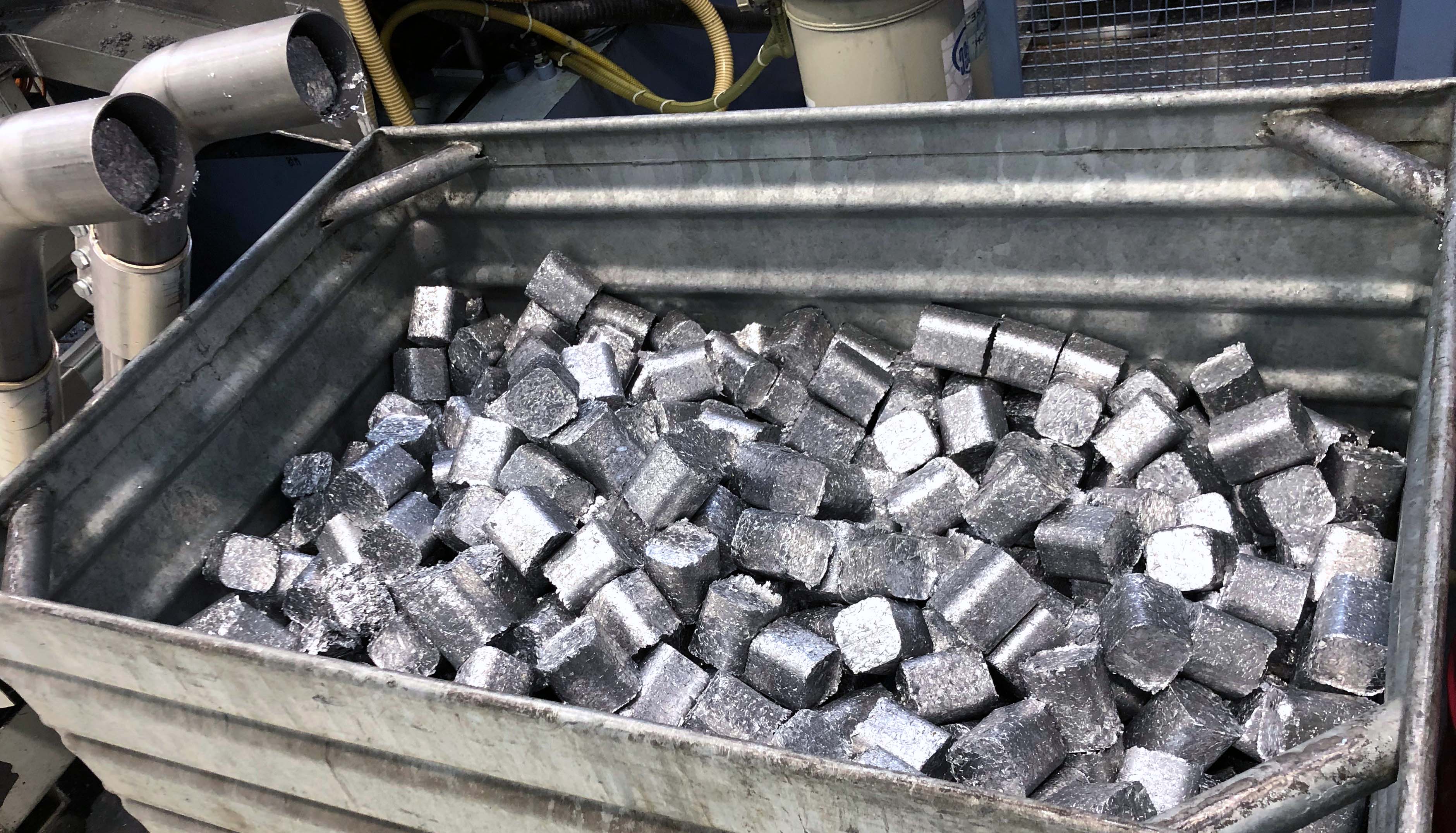 Recycled metal briquettes